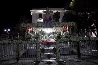 (Video) De 14 ani, o familie din București împodobește baldachinul Sfintei Parascheva