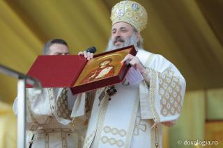 „An de an bateți drumul spre Iasi pentru o scurtă, dar atât de înălțătoare și de cuprinzătoare clipă!”
