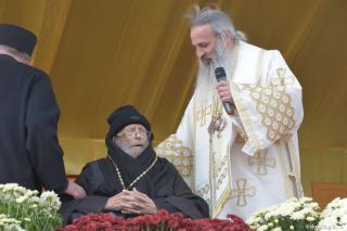 Părintele aflat cu un picior în Rai, Mina Dobzeu, a primit distincția „Crucea Moldavă”
