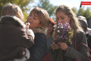 (Video) Mângâierile Sfintei Parascheva în viața pelerinilor veniți la Iași