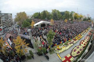 (Foto) Sfânta Liturghie în cinstea Sfintei Parascheva a adus împreună mii de pelerini din țară și străinătate