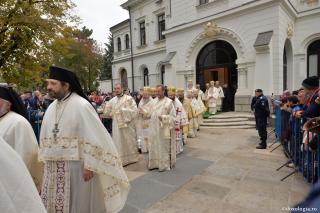 (Foto) Ierarhi slujitori la Sfânta Liturghie a hramului Sfintei Cuvioase Parascheva