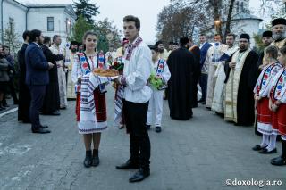 Presfințitul Ignatie, întâmpinat la Huși de credincioși, preoți, monahi și monahii (galerie FOTO)