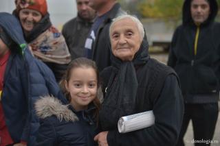 Nepoți și bunici la Sfânta Paracheva - uniți în rugăciune și în bucurie