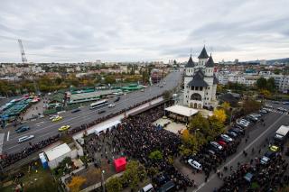 (Foto) 8 ierarhi, 100 de preoți și mii de credincioși, la sfințirea Bisericii „Sfântul Ierarh Nectarie” din Iași