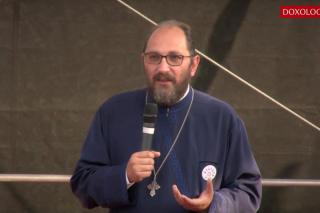 (Video) „Când vin și se leagă de voi că vă închinați la moaște, așa să le spuneți!” – Părintele Constantin Necula