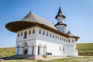 (Foto) Biserica Mănăstirii Calapodești