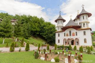 (Foto) Codreanu – mănăstirea de pe valea Oituzului