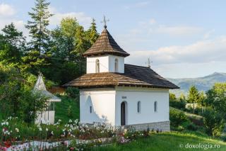 (Foto) Mănăstirea de la picioarele Muntelui Cotumba
