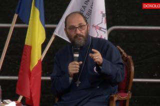 (Video) „Nu Facebook-ul ne înnebuneşte de cap, ci incapacitatea noastră de a sta lipiţi de Hristos” – Părintele Constantin Necula