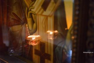 candelă aprinsă la icoană