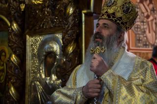 IPS Mitropolit Teofan: „Rămâne pe picioarele sale, adică puternic, doar cel care îngenunchează la rugăciune”