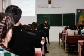 Curs atipic la Facultatea de Teologie din Iași: „Despre parenting sau ce facem să devenim părinţi mai buni sau mai răi”