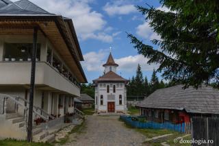 Mănăstirea dintre sonde - Înălţarea Domnului, Stirigoi