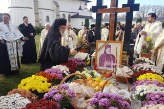 Rugăciuni pentru Arhiepiscopul Eftimie la Roman