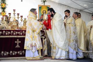 preoți împărtășindu-se
