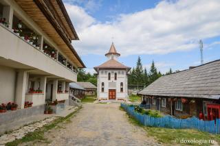 (Foto) Stirigoi – Mănăstirea denumită după planta otrăvitoare care creşte doar aici