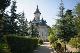 (Foto) Simbolurile Sfinților Apostoli pictate în Catedrala din Vatra Dornei