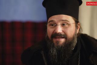 (Video)  „Să fii, gazdă, vesălos/ Că L-ai primit pe Hristos!” – Preasfințitul Macarie ne colindă
