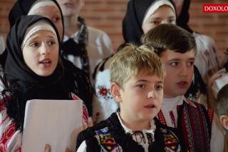 (Video) Pe la case luminate (versuri de Maria Gheorghiu) - Grupul de colindători ai Parohiei Vorona Mare