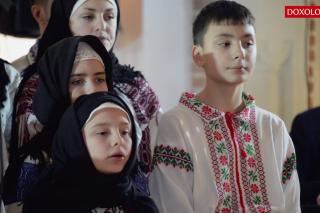 (Video) „Sus boieri, nu mai dormiți” - Grupul de colindători ai Parohiei Vorona Mare