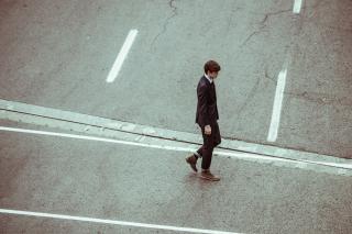 Tânărul care timp de trei ani a plătit pe oricine era dispus să-l înjure