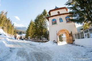Durău - Mănăstirea de la poalele Ceahlăului (galerie FOTO)