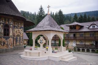 Mormântul părintelui Iustin Pârvu