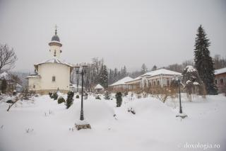 (Foto) Pelerin la Mănăstirea Văratec