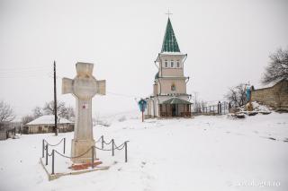 (Foto) Închinare în Biserica „Pogorârea Duhului Sfânt” din satul Răzălăi – Basarabia