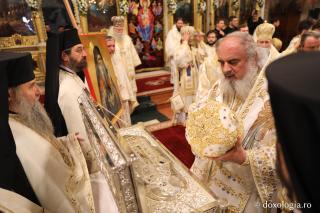 (Foto) Închinare la Sfintele Moaște — Proclamarea Canonizării Sfântului Ierarh Iosif cel Milostiv și a Sfântului Gheorghe Pelerinul