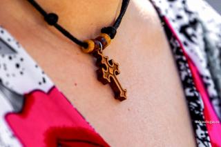 cruciuliță de lemn la gât