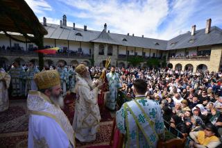 Mii de credincioși la hramul Mănăstirii Neamț – IPS Teofan: „Aceasta este credința pe care o mărturisim, acesta este adevărul pe care îl proclamăm”