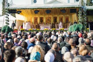 credincioși participând la Sfânta Liturghie