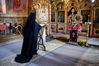 călugăr citind în mijlocul bisericii