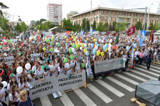 IPS Mitropolit Teofan prezent la Marșul Absolvenților 2018: „Dumnezeu vrea să fiți mulțumiți de tot ceea ce ați învățat”