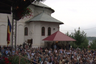 (Video) Sărbătoarea Sfinților Apostoli – Hramul Catedralei Episcopale din Huși