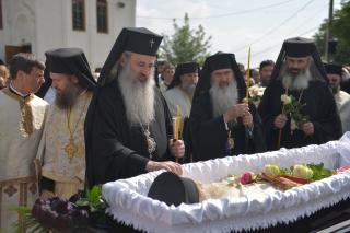 Părintele mărturisitor Mina Dobzeu a primit „sărutarea cea mai de pe urmă“