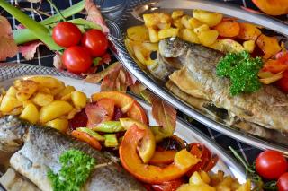 Păstrăv cu unt și legume la cuptor