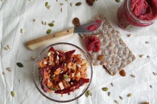 Salată de sfeclă roșie cu mere