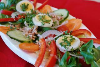 Salată de vară cu ton și ou