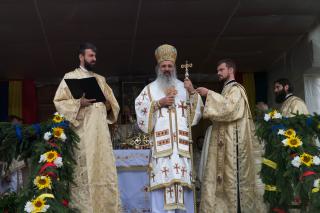 Liturghie și sfințire de așezământ parohial, oficiate de IPS Mitropolit Teofan la Piatra Neamț