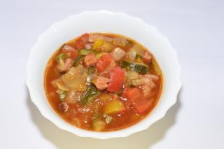 Tocană țărănească de legume cu cârnați