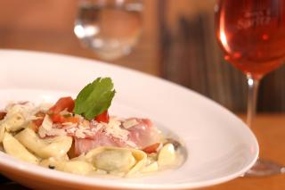 Tortellini cu sos de smântână și pancetta