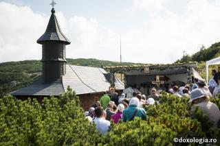 (Foto) Urcuș duhovnicesc spre Mănăstirea Ceahlău