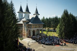 (Foto) Ziua Sfântului Ioan Iacob - slujire arhierească la Seminarul Teologic de la Neamț