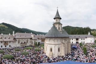 Arhiepiscopul Sucevei, la Putna: „Maica Domnului este pildă de ascultare și smerenie”