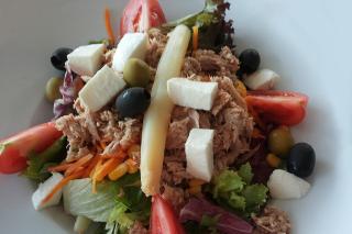 Salată mediteraneană cu ton
