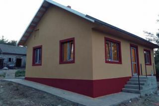 Un preot botoșănean a construit o locuință nouă pentru o familie rămasă pe drumuri după un incediu devastator