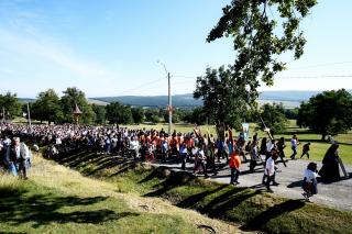 Mii de pelerini pe „Drumul Crucii” la Mănăstirea Hadâmbu